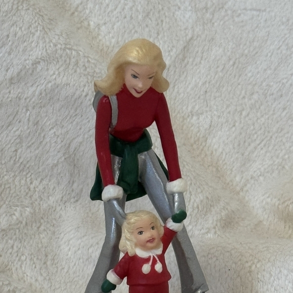 Vintage Hallmark Keepsake Ornament 2001 Barbie™ and Kelly™ on the Ice - Picture 3 of 9